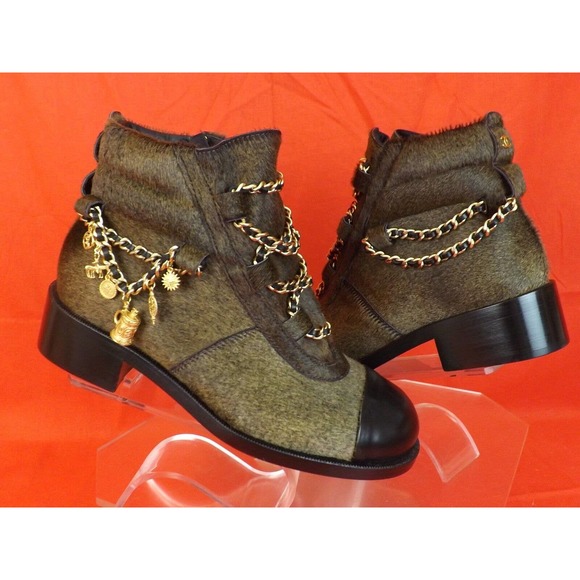 NIB CHANEL BROWN GOLD CHARMS CHAIN BLACK CAP TOE PONY HAIR ANKLE BOOTS 38.5 $2K - Picture 5 of 12